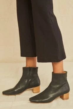 Beatrice Cropped Flare Pant -AGOLDE Style 0429 Beatrice Cropped Flare Black 0596 web