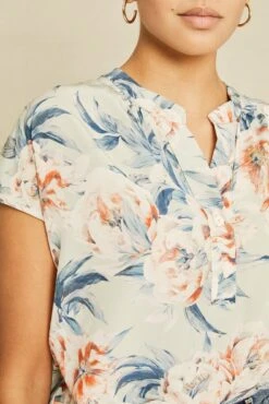 Renata Washable Silk Blouse - Paulette Floral -AGOLDE Style 211013 AV October ECOMM 1068RenataWashableSilkPaulettePrint 9552 web 6439b051 a323 4c00 bc12 df7e2322800a